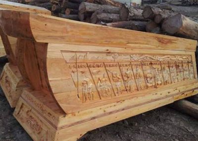 位于张家界永定区杉木棺材纯手工打造和柏木棺材定制销售的土葬棺材销售定制棺材厂