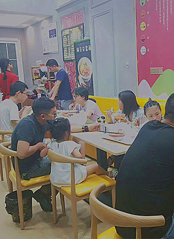 在各大机场和万达广场